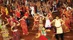 भोपाल में ‘रेंट पर गरबा पार्टनर’ पोस्टर पर बवाल, ₹1000 से ₹6500 तक पैकेज वायरल, हिंदू उत्सव समिति की चेतावनी