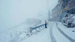पहाड़ों पर बर्फ की बिछी चादर, मैदानों में भी बढ़ी ठिठुरन! अचानक मौसम की करवट ने सबको चौंकाया