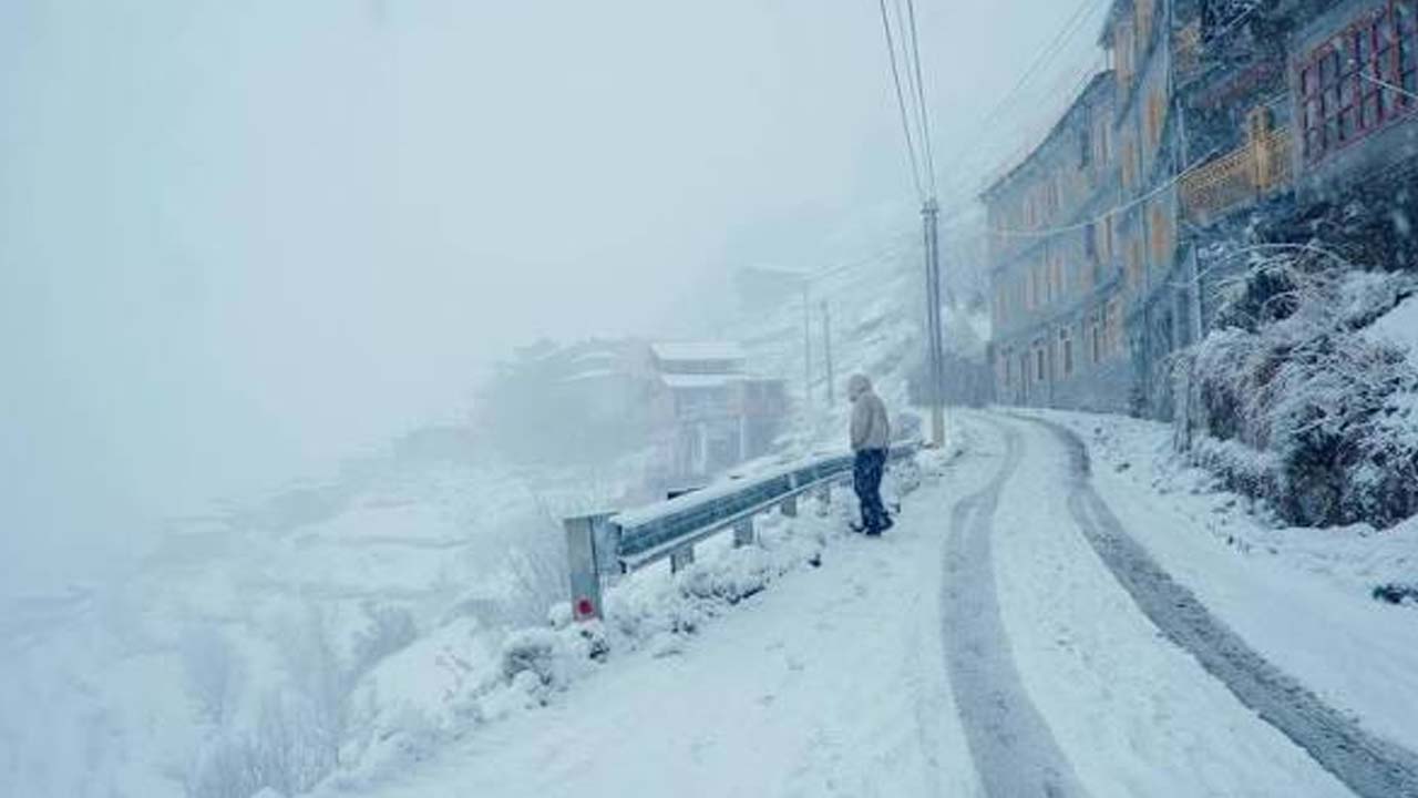 पहाड़ों पर बर्फ की बिछी चादर, मैदानों में भी बढ़ी ठिठुरन! अचानक मौसम की करवट ने सबको चौंकाया पहाड़ों पर बर्फ की बिछी चादर, मैदानों में भी बढ़ी ठिठुरन! अचानक मौसम की करवट ने सबको चौंकाया