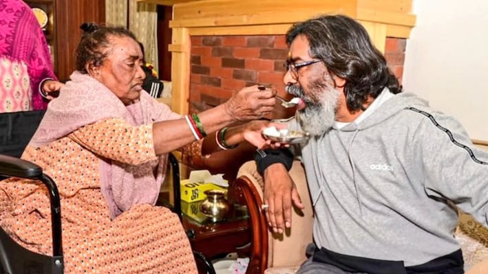 सीएम हेमंत सोरेन की मां रूपी सोरेन का निधन: पैतृक गांव नेमरा में आज 12 बजे होगा अंतिम संस्कार