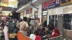 गुवाहाटीः कामाख्या रेलवे स्टेशन पर 57 बांग्लादेशी अरेस्ट, श्रीनगर में करते थे कबाड़ी का काम
