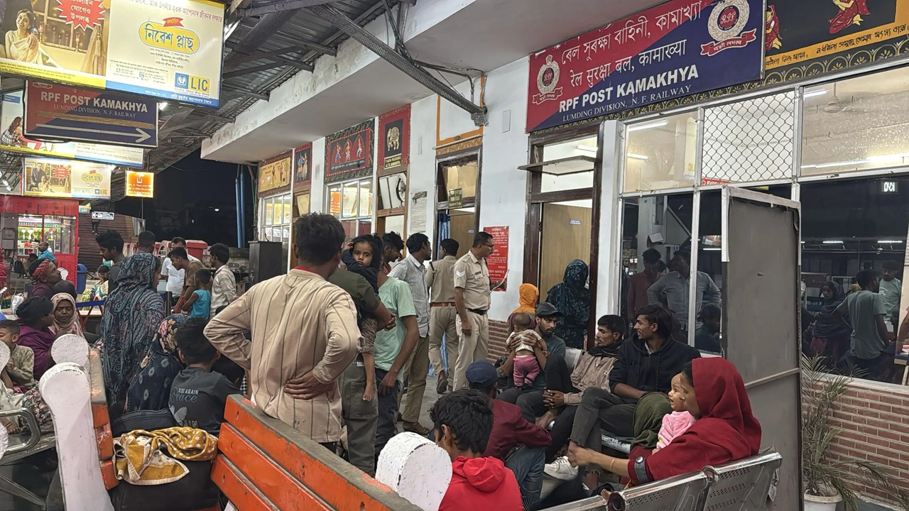 गुवाहाटीः कामाख्या रेलवे स्टेशन पर 57 बांग्लादेशी अरेस्ट, श्रीनगर में करते थे कबाड़ी का काम गुवाहाटीः कामाख्या रेलवे स्टेशन पर 57 बांग्लादेशी अरेस्ट, श्रीनगर में करते थे कबाड़ी का काम