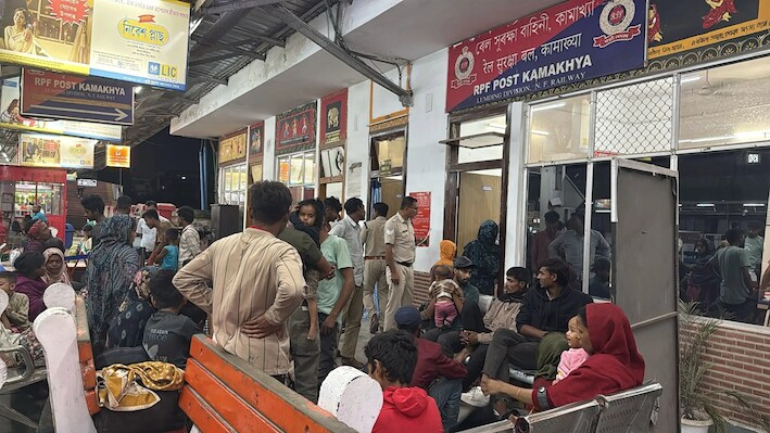 गुवाहाटीः कामाख्या रेलवे स्टेशन पर 57 बांग्लादेशी अरेस्ट, श्रीनगर में करते थे कबाड़ी का काम