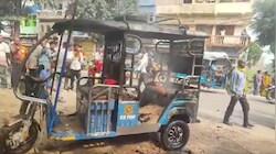 एक ई-रिक्शा, 9 छात्र-छात्राएं थे सवार, ड्राइवर ने लगाया था ब्लूटूथ... फिर हुआ बैटरी ब्लास्ट, 3 झुलसी