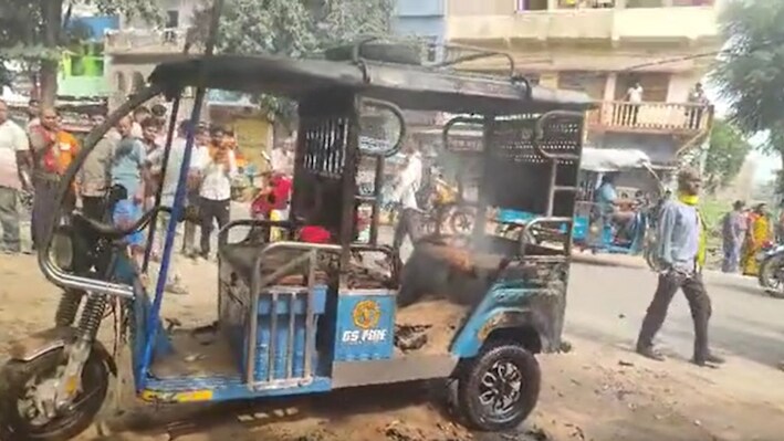 एक ई-रिक्शा, 9 छात्र-छात्राएं थे सवार, ड्राइवर ने लगाया था ब्लूटूथ... फिर हुआ बैटरी ब्लास्ट, 3 झुलसी