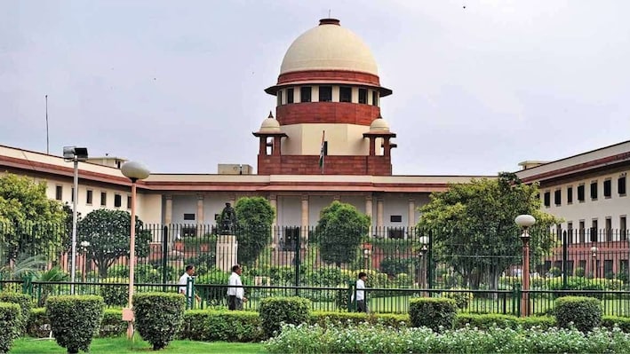 'मक्खी मारने के लिए हथौड़े का इस्तेमाल क्यों?', दिल्ली में पाबंदी पर सुनवाई को लेकर सुप्रीम कोर्ट का SG से सवाल