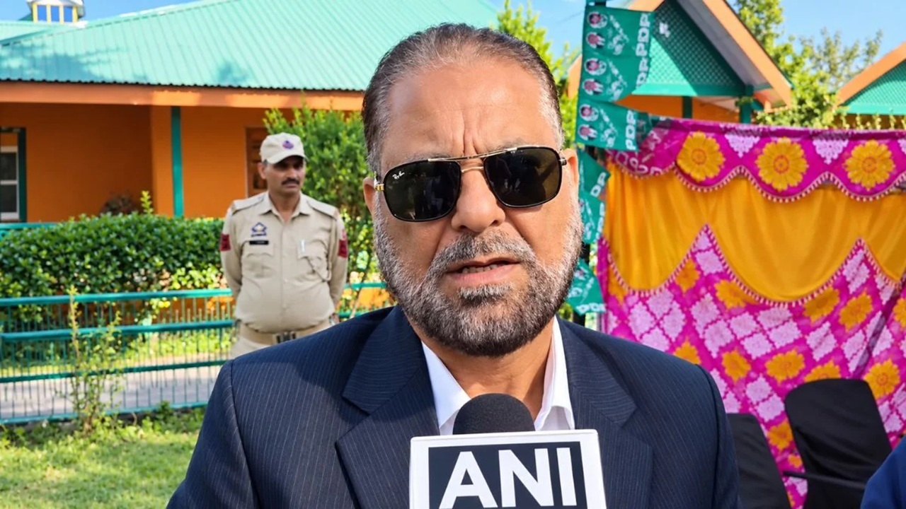 PDP नेता अब्दुल कबीर ने आतंकी बुरहान वानी को बताया 'शहीद', पुलिस ने लिया एक्शन PDP नेता अब्दुल कबीर ने आतंकी बुरहान वानी को बताया 'शहीद', पुलिस ने लिया एक्शन