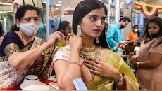 इधर सोने की खरीद कम करने की अपील, उधर सरकार ने लिया बड़ा फैसला; अब फिर महंगा होगा गोल्ड?