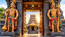 मंदिर के दरवाजे पर क्यों गदा-त्रिशूल लेकर खड़े होते हैं दो पहरेदार? जानिए द्वारपालों का रहस्य