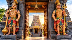 मंदिर के दरवाजे पर क्यों गदा-त्रिशूल लेकर खड़े होते हैं दो पहरेदार? जानिए द्वारपालों का रहस्य