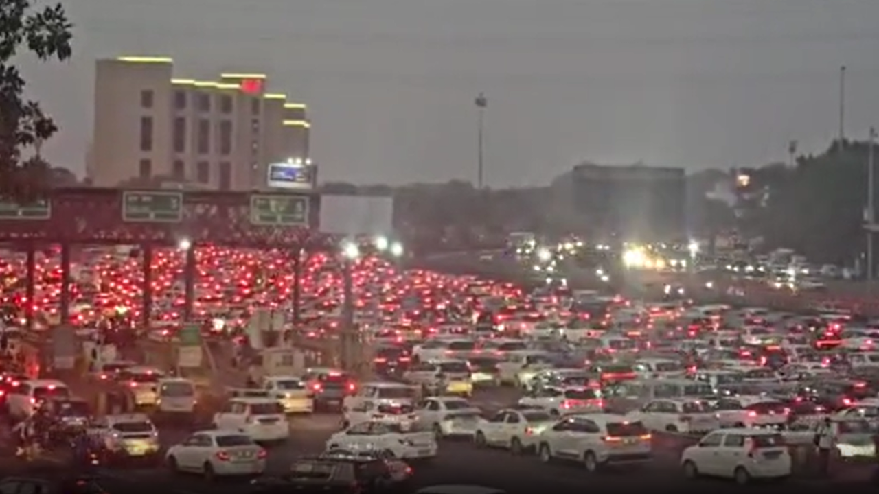 Gurugram Traffic: प्रदर्शन के चलते दिल्ली-गुरुग्राम बॉर्डर पर भीषण जाम, वाहनों की लंबी कतारों में फंसे हजारों लोग Gurugram Traffic: प्रदर्शन के चलते दिल्ली-गुरुग्राम बॉर्डर पर भीषण जाम, वाहनों की लंबी कतारों में फंसे हजारों लोग