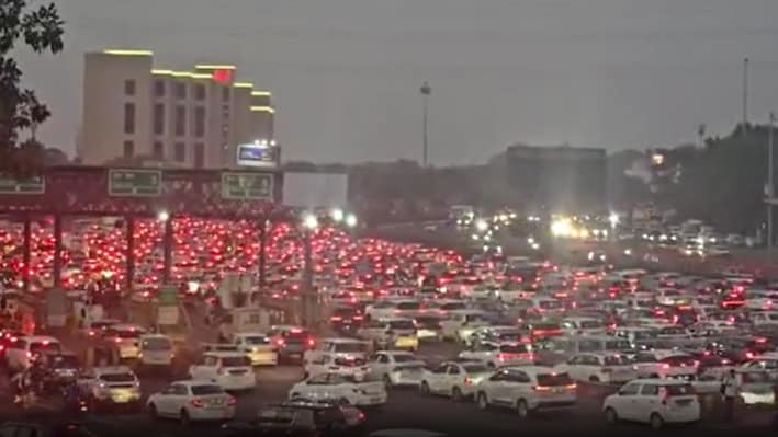Gurugram Traffic: प्रदर्शन के चलते दिल्ली-गुरुग्राम बॉर्डर पर भीषण जाम, वाहनों की लंबी कतारों में फंसे हजारों लोग