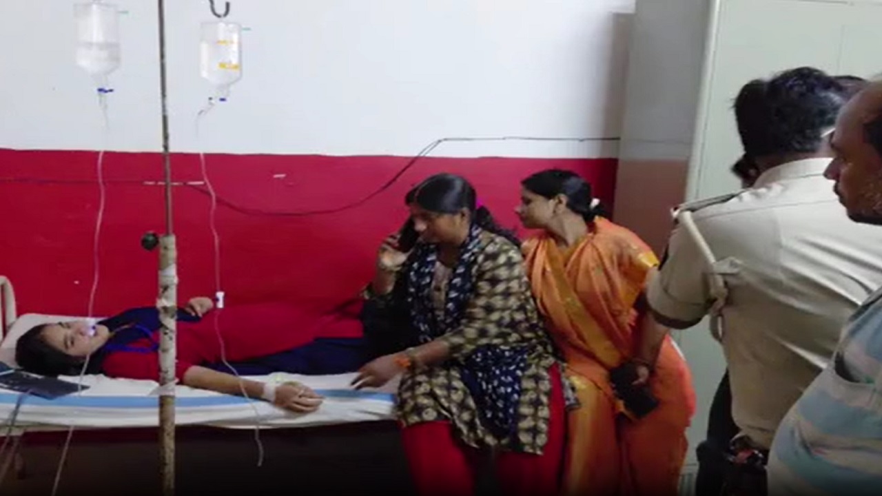 सुपौल में गिरगिट वाला खाना! कस्तूरबा विद्यालय की छात्राओं ने खाया और पहुंच गईं अस्पताल सुपौल में गिरगिट वाला खाना! कस्तूरबा विद्यालय की छात्राओं ने खाया और पहुंच गईं अस्पताल