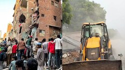 Delhi में सीमापुरी में इमारत गिरने के बाद MCD का एक्शन, अवैध निर्माण पर चला बुलडोजर
