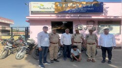 नशे की लत ने बनाया बाइक चोर: 19 साल के रियाज का अनोखा तरीका, 14 चोरी की बाइक बरामद