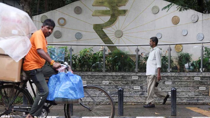 RBI का नया आदेश: 16 अक्टूबर से बदल जाएगा CRR से जुड़ा नियम, आम आदमी पर क्या होगा असर?
