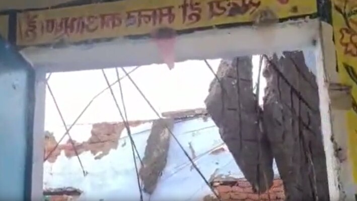 चतरा में अचानक धराशायी हुआ पिंजनी विद्यालय का छत: बड़ा हादसा टला, प्रधानाध्यापक बोले- 'विभाग को पहले ही दी थी सूचना'