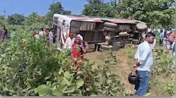 कटनी में बड़ा सड़क हादसा: स्कूली बच्चों से भरी बस अनियंत्रित होकर पलटी, छात्रा की मौत; 30 से 40 लोग घायल