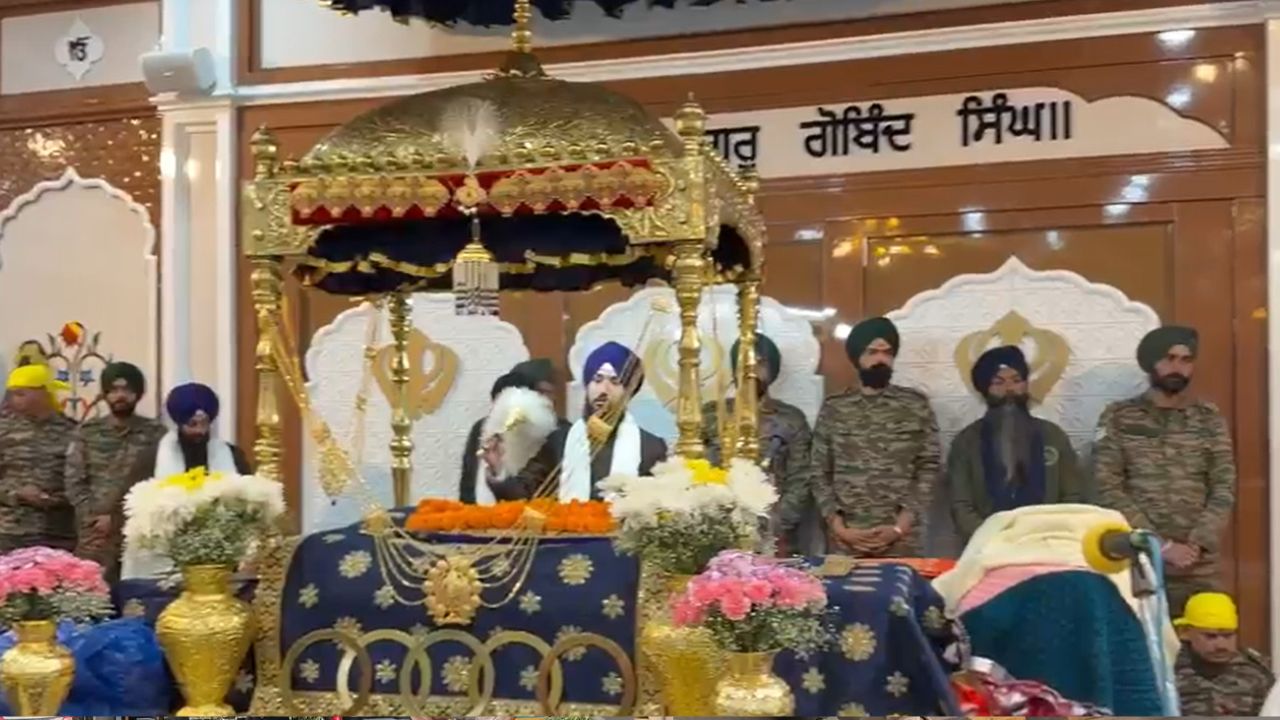 शीतकाल के लिए बंद हुए कपाट:आर्मी बैंड की धुन, जयकारों के बीच हेमकुंड साहिब के कपाट बंद, सैकड़ों श्रद्धालु बने साक्षी शीतकाल के लिए बंद हुए कपाट:आर्मी बैंड की धुन, जयकारों के बीच हेमकुंड साहिब के कपाट बंद, सैकड़ों श्रद्धालु बने साक्षी