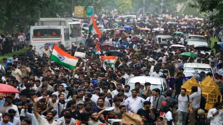 फ्लाइट से अभिजीत दीपके हिरासत में, भड़के परिवार वाले! पैरेंट्स बोले-लोकतंत्र का गला घोंट रही सरकार