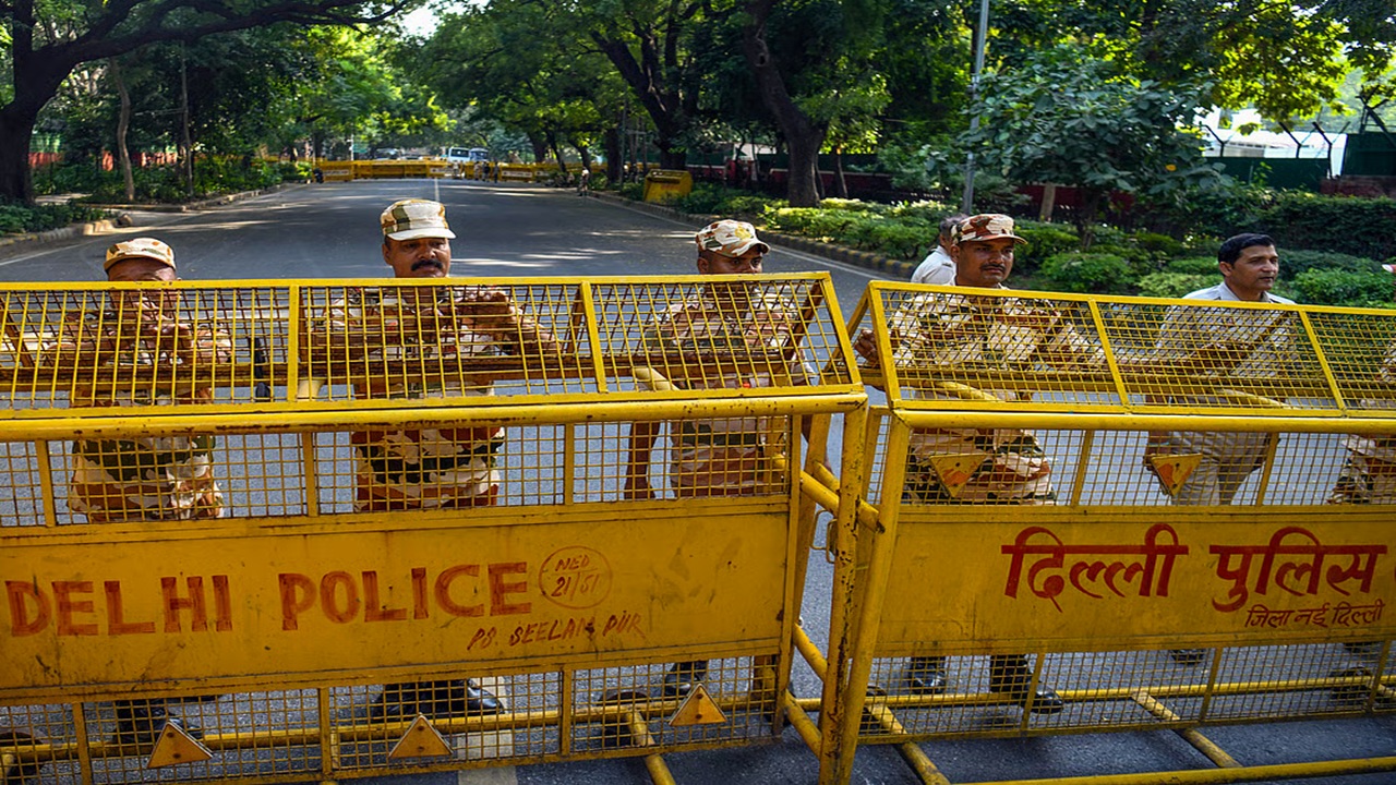 दिल्ली पर प्रदर्शन की मार, ₹2000 करोड़ के नुकसान का कौन जिम्मेदार? CJP के हंगामे से संकट में कारोबार दिल्ली पर प्रदर्शन की मार, ₹2000 करोड़ के नुकसान का कौन जिम्मेदार? CJP के हंगामे से संकट में कारोबार