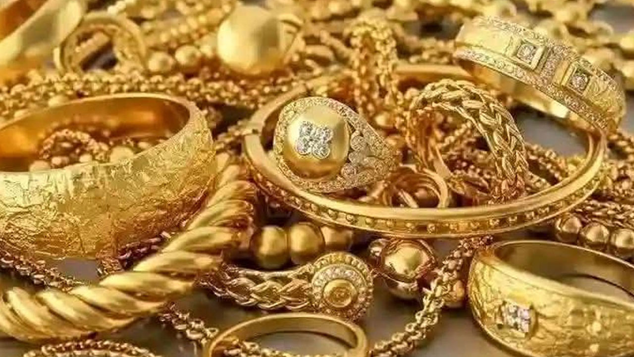 Gold Price: 1300 रुपये चढ़कर हफ्ते के रिकॉर्ड लेवल पर पहुंचा सोना, चांदी का क्या रहा हाल? Gold Price: 1300 रुपये चढ़कर हफ्ते के रिकॉर्ड लेवल पर पहुंचा सोना, चांदी का क्या रहा हाल?