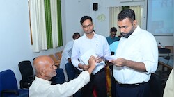 डीएम सौरभ सुमन यादव का ऑन-द-स्पॉट एक्शन: मोतिहारी जनता दरबार में वीडियो कॉन्फ्रेंसिंग से जुड़े अफसर, शिकायतों का तुरंत हुआ निपटारा