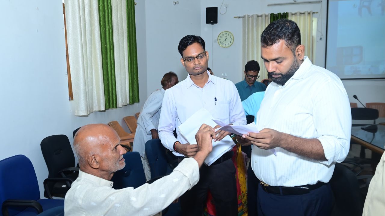 डीएम सौरभ सुमन यादव का ऑन-द-स्पॉट एक्शन: मोतिहारी जनता दरबार में वीडियो कॉन्फ्रेंसिंग से जुड़े अफसर, शिकायतों का तुरंत हुआ निपटारा डीएम सौरभ सुमन यादव का ऑन-द-स्पॉट एक्शन: मोतिहारी जनता दरबार में वीडियो कॉन्फ्रेंसिंग से जुड़े अफसर, शिकायतों का तुरंत हुआ निपटारा