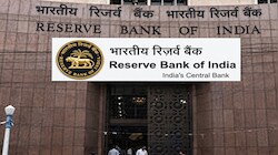 तेल कंपनियों के लिए खुला डॉलर का खजाना, रुपये को संभालने के लिए RBI ने उठाया यह कदम