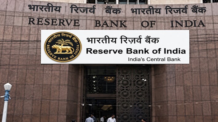 तेल कंपनियों के लिए खुला डॉलर का खजाना, रुपये को संभालने के लिए RBI ने उठाया यह कदम