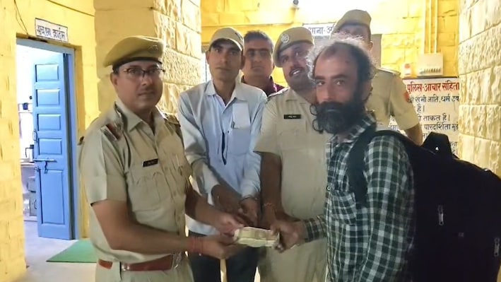 'साहब! एक लाख रुपए से भरा बैग खो गया है...' नशे में था शख्स, पुलिस ने चंद घंटों में यूं ढूंढ निकाला!