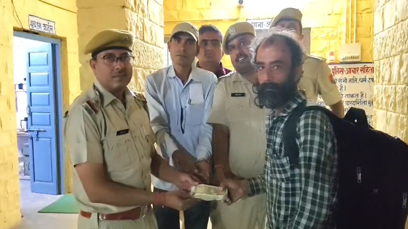 'साहब! एक लाख रुपए से भरा बैग खो गया है...' नशे में था शख्स, पुलिस ने चंद घंटों में यूं ढूंढ निकाला! 'साहब! एक लाख रुपए से भरा बैग खो गया है...' नशे में था शख्स, पुलिस ने चंद घंटों में यूं ढूंढ निकाला!
