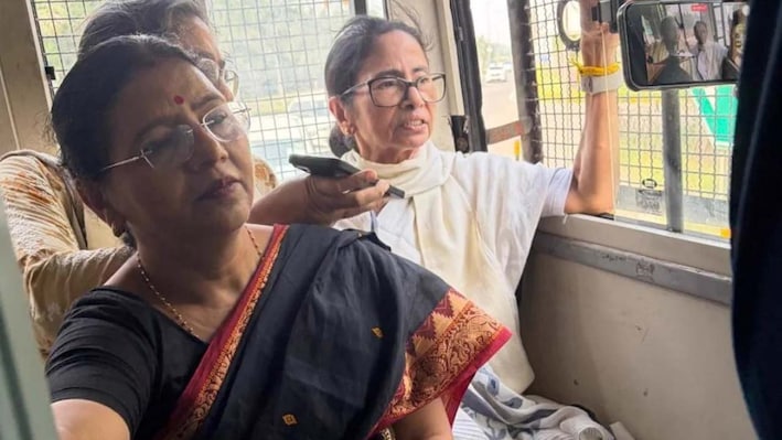 'कैदियों की वैन में 2 घंटे घुमाने' पर भड़कीं ममता, कोलकाता लौटने से किया इनकार; कहा- विपक्ष की आवाज कुचल रही मोदी सरकार