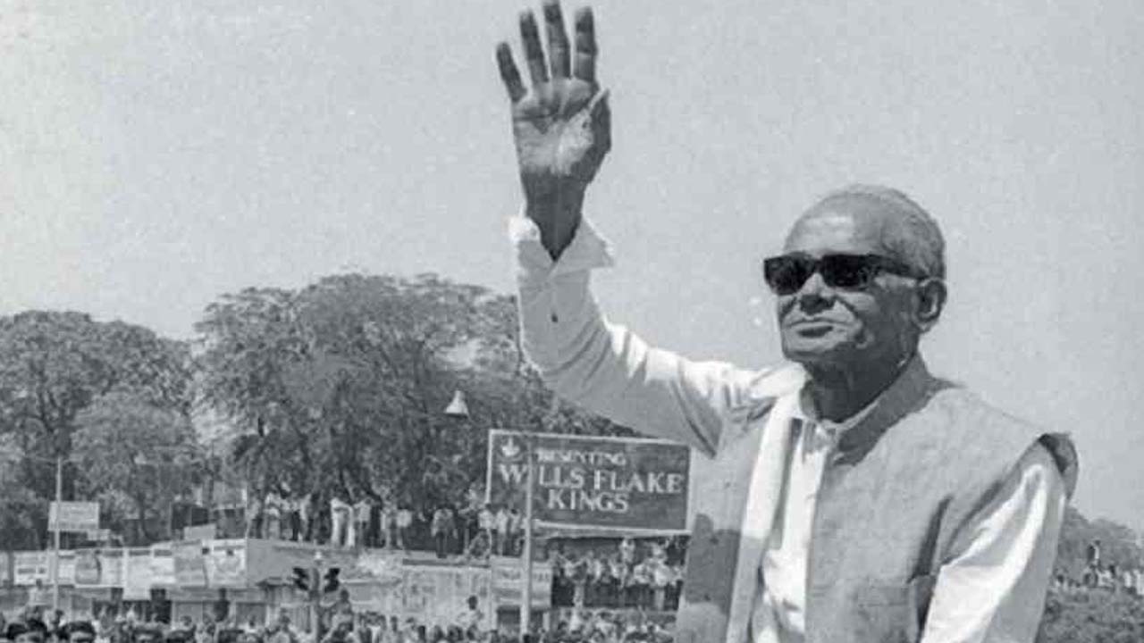 जब जेपी हुए फेक न्यूज के शिकार... मौत के 200 दिन पहले संसद में दी गई श्रद्धांजलि जब जेपी हुए फेक न्यूज के शिकार... मौत के 200 दिन पहले संसद में दी गई श्रद्धांजलि