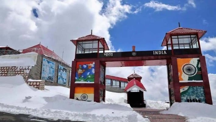 नाथुला दर्रे से भारत-चीन व्यापार शुरू: कड़ी जांच के बाद भारतीय सीमा में दाखिल हुए चीनी वाहन, त्योहारी मांग के लिए हो रहा स्टॉक