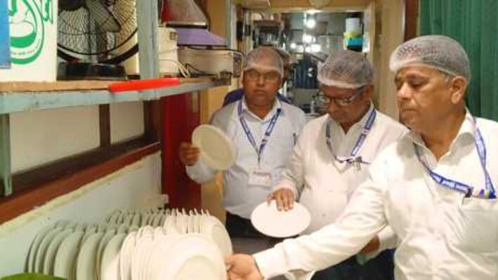 पटना में पिस्ता हाउस और पाइरेट्स ऑफ ग्रिल पर फूड सेफ्टी का छापा: ड्राइड फ्रूट्स जब्त, एक्सपायरी मसाले भी मिले