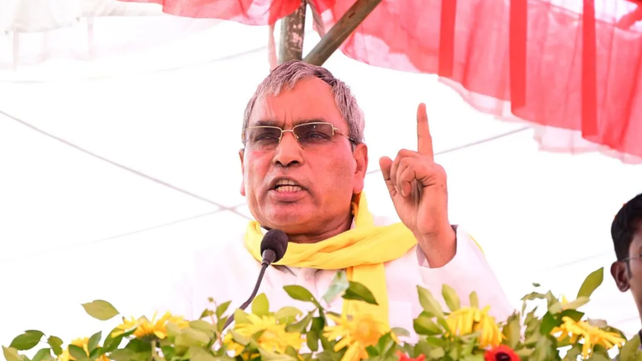 अखिलेश पर राजभर का हमला: JPNIC के ₹865 करोड़ पर मांगा हिसाब; अयोध्या से चुनाव लड़ने की दी चुनौती अखिलेश पर राजभर का हमला: JPNIC के ₹865 करोड़ पर मांगा हिसाब; अयोध्या से चुनाव लड़ने की दी चुनौती