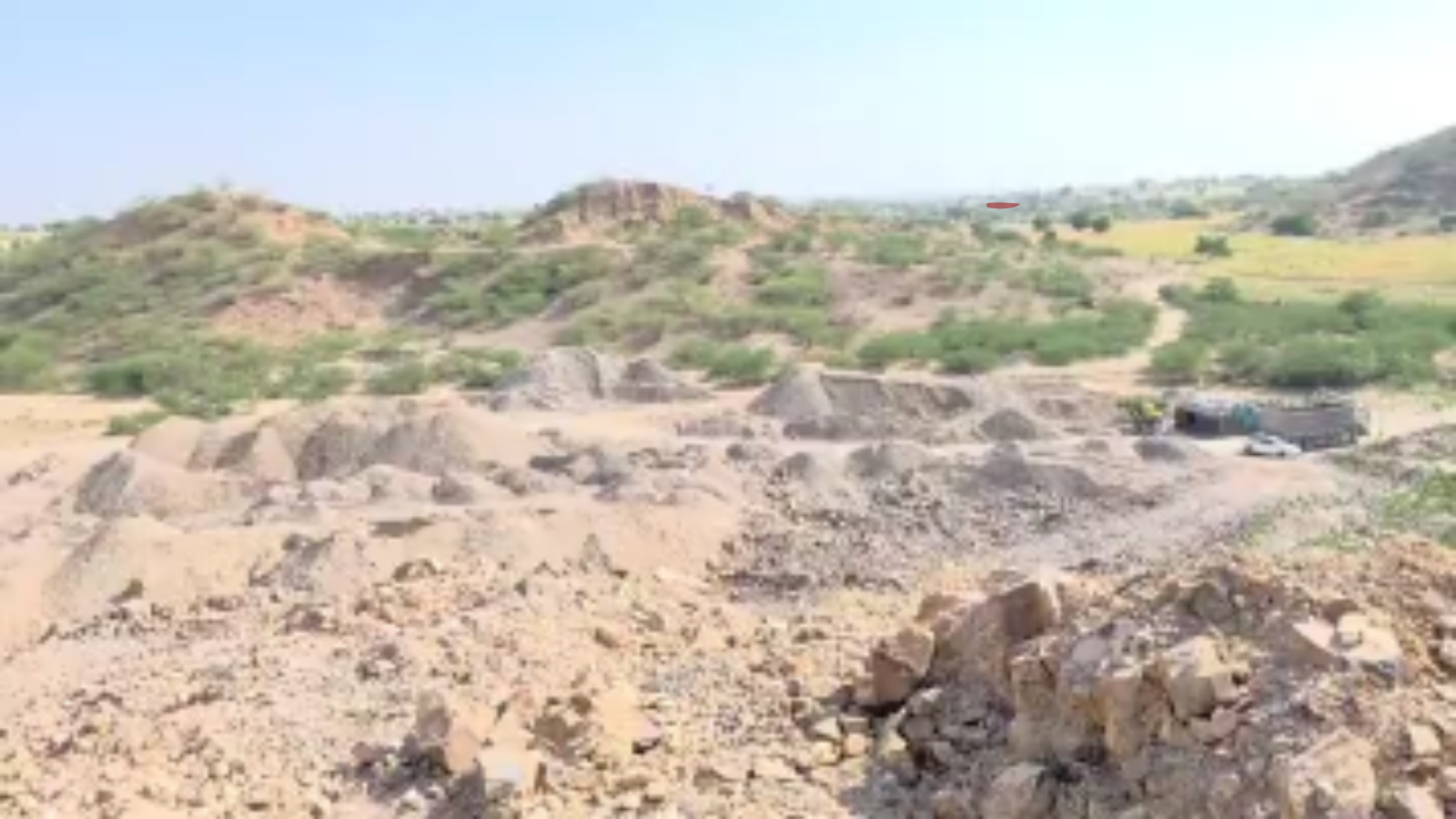 2 साल में पहाड़ों को निगल गया खनन माफिया, प्रशासन क्यों खामोश? गौचर जमीन पर किसका राज? 2 साल में पहाड़ों को निगल गया खनन माफिया, प्रशासन क्यों खामोश? गौचर जमीन पर किसका राज?