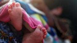ऑपरेशन से हुआ जन्म: बुखार से तपती रही नवजात...  जनाना अस्पताल में बच्ची की मौत के बाद विवाद