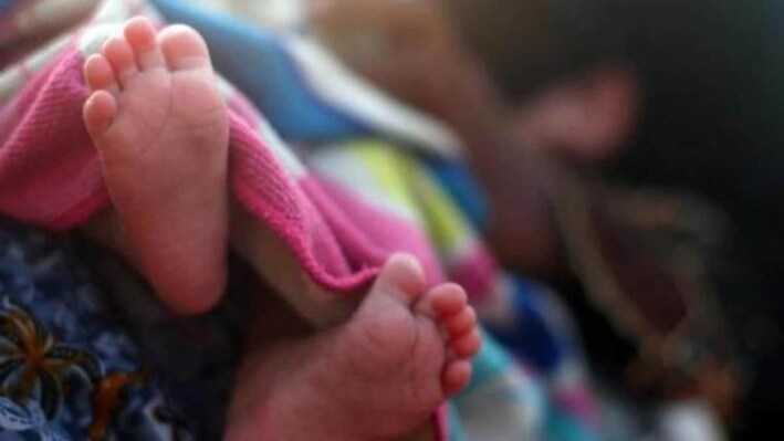 ऑपरेशन से हुआ जन्म: बुखार से तपती रही नवजात...  जनाना अस्पताल में बच्ची की मौत के बाद विवाद