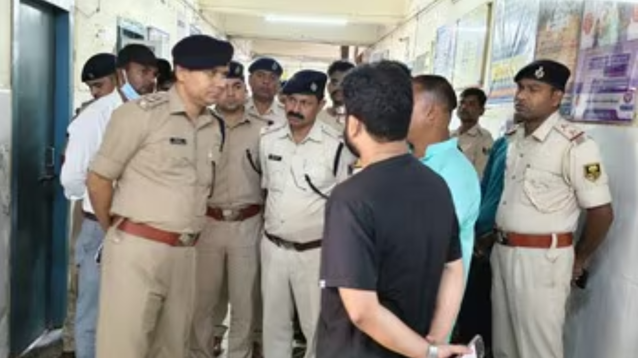 किशनगंज न्यूज: थाना परिसर में कांस्टेबल ने सर्विस पिस्टल से खुद को मारी गोली, इलाज के दौरान मौत किशनगंज न्यूज: थाना परिसर में कांस्टेबल ने सर्विस पिस्टल से खुद को मारी गोली, इलाज के दौरान मौत