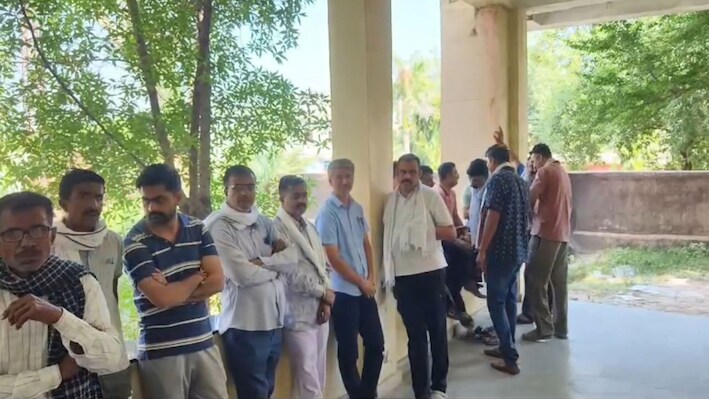 डूंगरपुर में तेज रफ्तार कार का कहर: बाइक को पीछे से मारी टक्कर, रिटायर्ड ASI की मौत