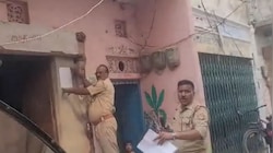चंदौली में कोडीन सिरप तस्करों पर कसा शिकंजा: अभिषेक-शुभम समेत चार आरोपियों के घर चस्पा हुई नोटिस
