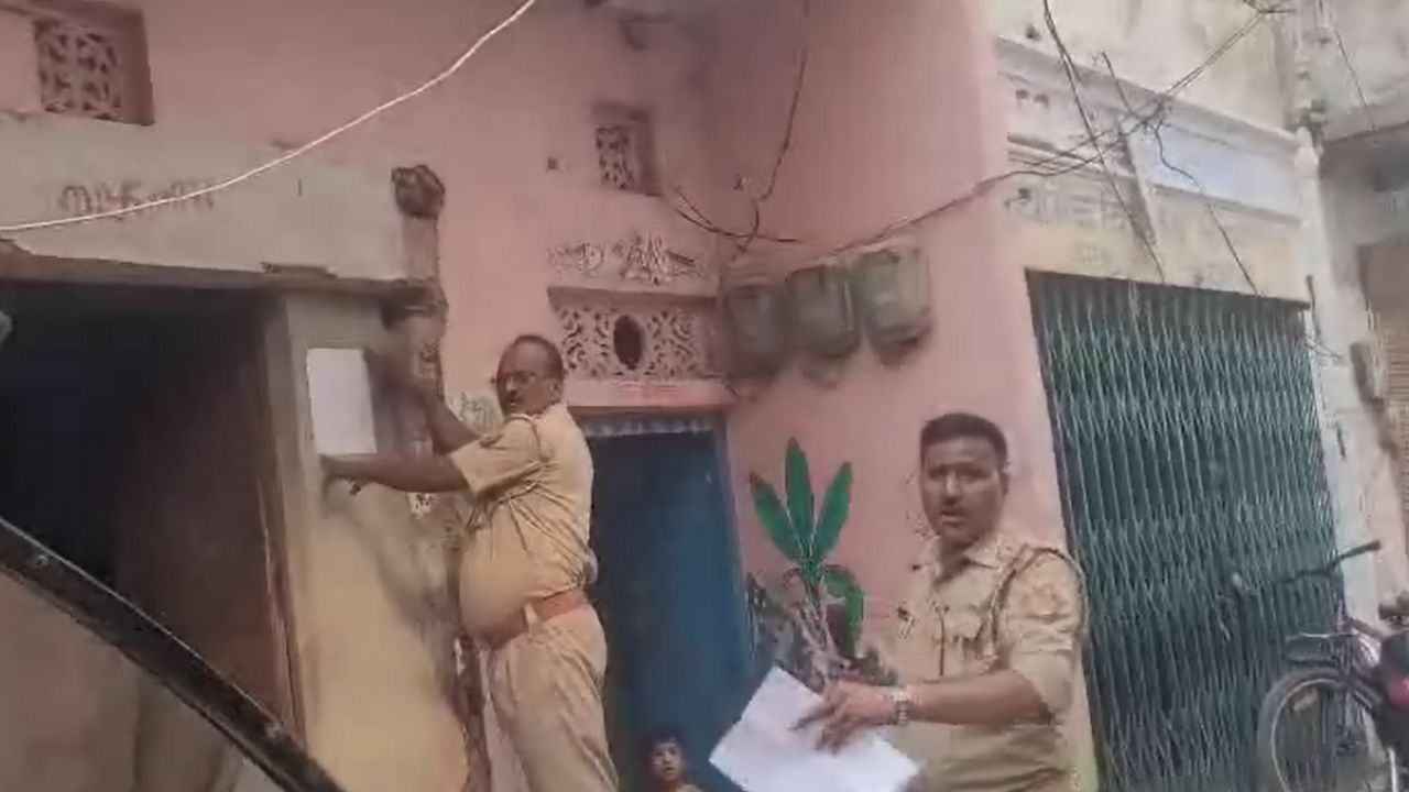 चंदौली में कोडीन सिरप तस्करों पर कसा शिकंजा: अभिषेक-शुभम समेत चार आरोपियों के घर चस्पा हुई नोटिस चंदौली में कोडीन सिरप तस्करों पर कसा शिकंजा: अभिषेक-शुभम समेत चार आरोपियों के घर चस्पा हुई नोटिस