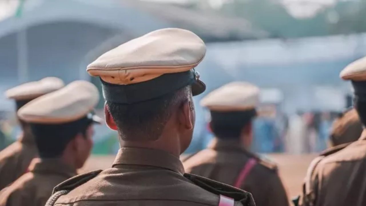 हरियाणा पुलिस में बड़ा फेरबदल: 35 अधिकारियों के तबादले, किसे कहां मिली नई जिम्मेदारी हरियाणा पुलिस में बड़ा फेरबदल: 35 अधिकारियों के तबादले, किसे कहां मिली नई जिम्मेदारी