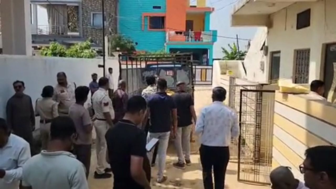 जमीन में दफन मिला था बेटे का शव...1 दिन बाद घर के बाथरूम में मिली टीचर मां की लाश, दोहरे हत्याकांड से दहला सूरजपुर जमीन में दफन मिला था बेटे का शव...1 दिन बाद घर के बाथरूम में मिली टीचर मां की लाश, दोहरे हत्याकांड से दहला सूरजपुर