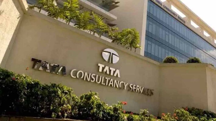 TCS ने दिया बड़ा झटका! कंपनी ने होल्ड किया सीनियर कर्मचारियों का वेरिएबल अलाउंस; जूनियर्स की बल्ले-बल्ले
