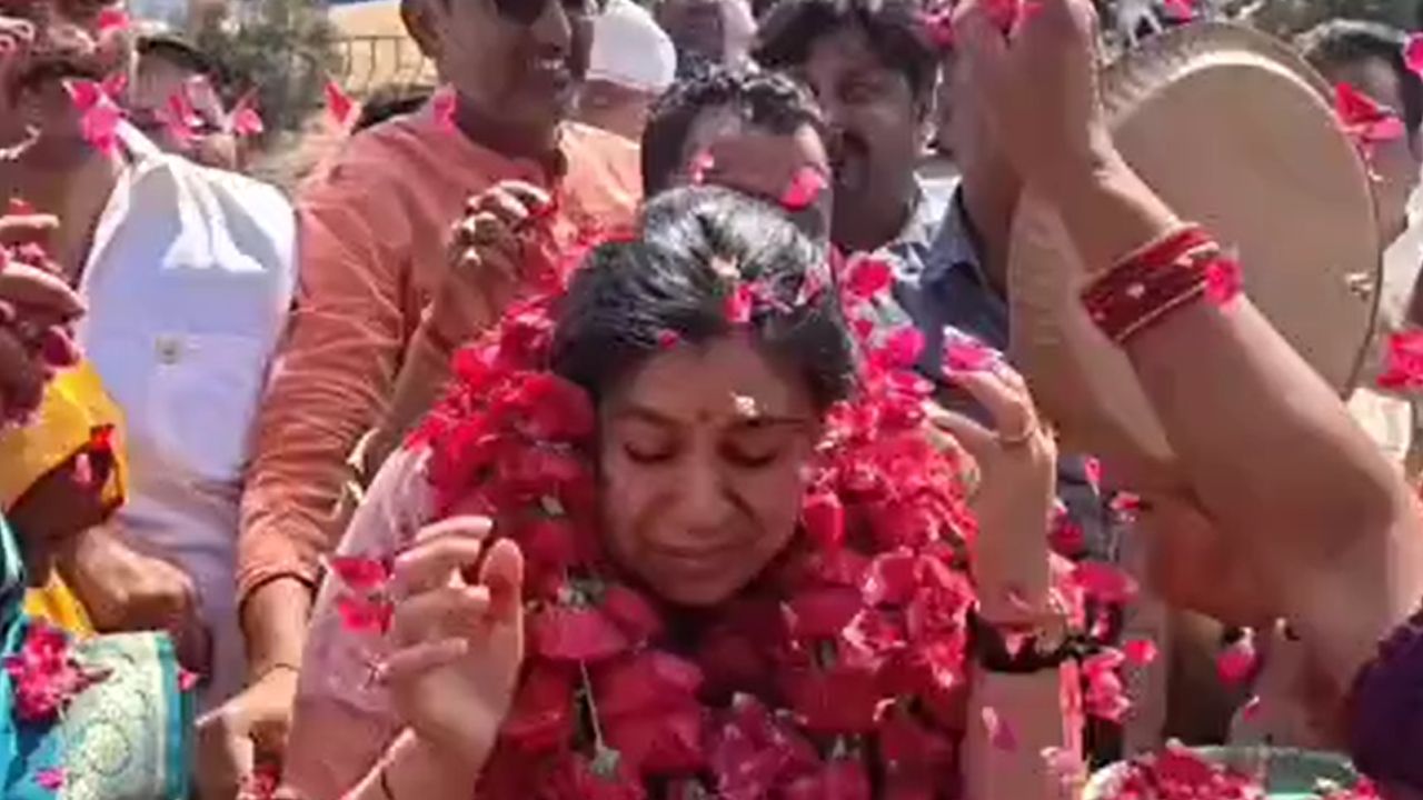 दिव्या मित्तल की मीरजापुर वापसी के क्या हैं मायने? विंध्याचल में जोरदार स्वागत से सियासी हलचल दिव्या मित्तल की मीरजापुर वापसी के क्या हैं मायने? विंध्याचल में जोरदार स्वागत से सियासी हलचल