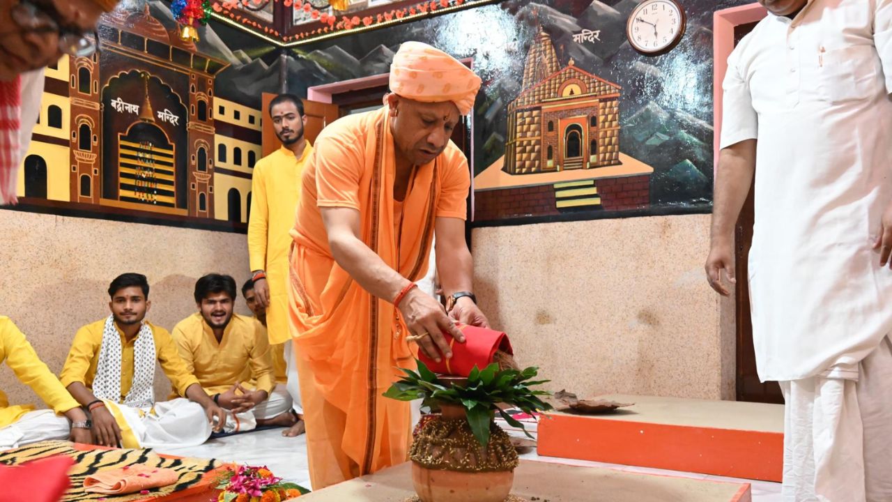 मां की भक्ति में लीन सीएम योगी: नवरात्रि के पहले दिन की शक्ति उपासना, गोरक्षपीठ में गूंजे वैदिक मंत्र मां की भक्ति में लीन सीएम योगी: नवरात्रि के पहले दिन की शक्ति उपासना, गोरक्षपीठ में गूंजे वैदिक मंत्र