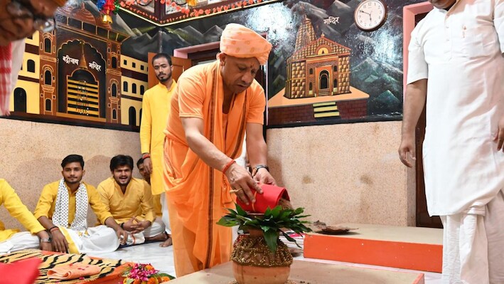 मां की भक्ति में लीन सीएम योगी: नवरात्रि के पहले दिन की शक्ति उपासना, गोरक्षपीठ में गूंजे वैदिक मंत्र